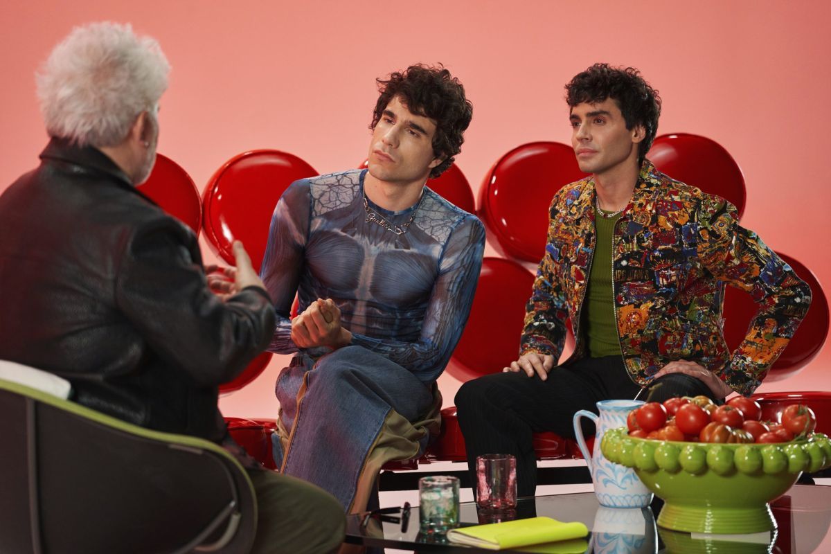 Crítica de "Pedro x Javis": La serie que convierte a Almodóvar en un ritual pop