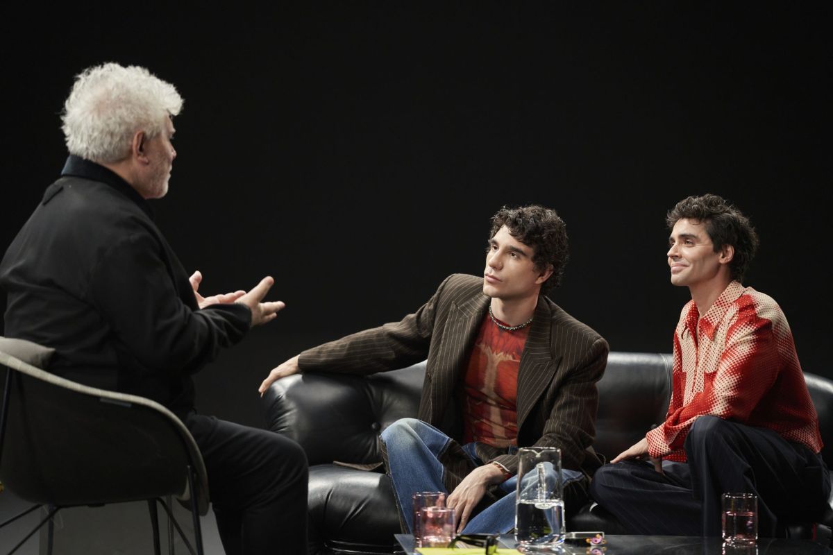 Crítica de "Pedro x Javis": La serie que convierte a Almodóvar en un ritual pop
