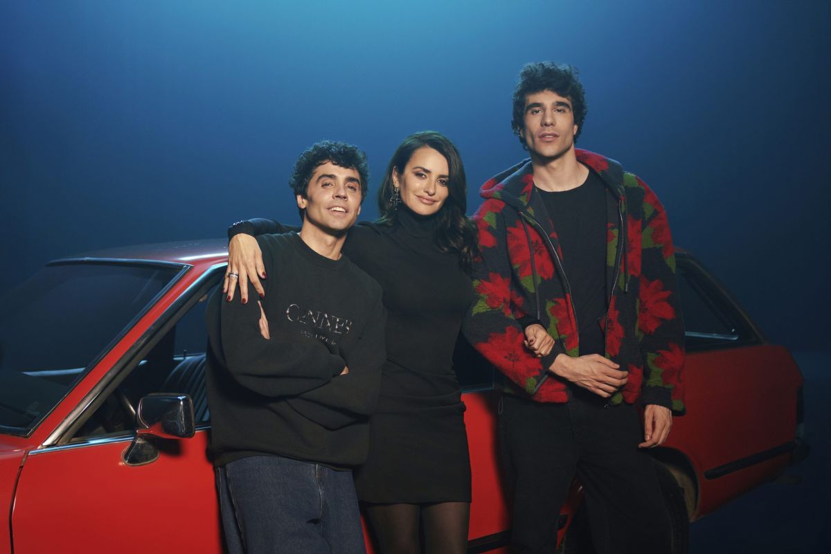 Crítica de "Pedro x Javis": La serie que convierte a Almodóvar en un ritual pop