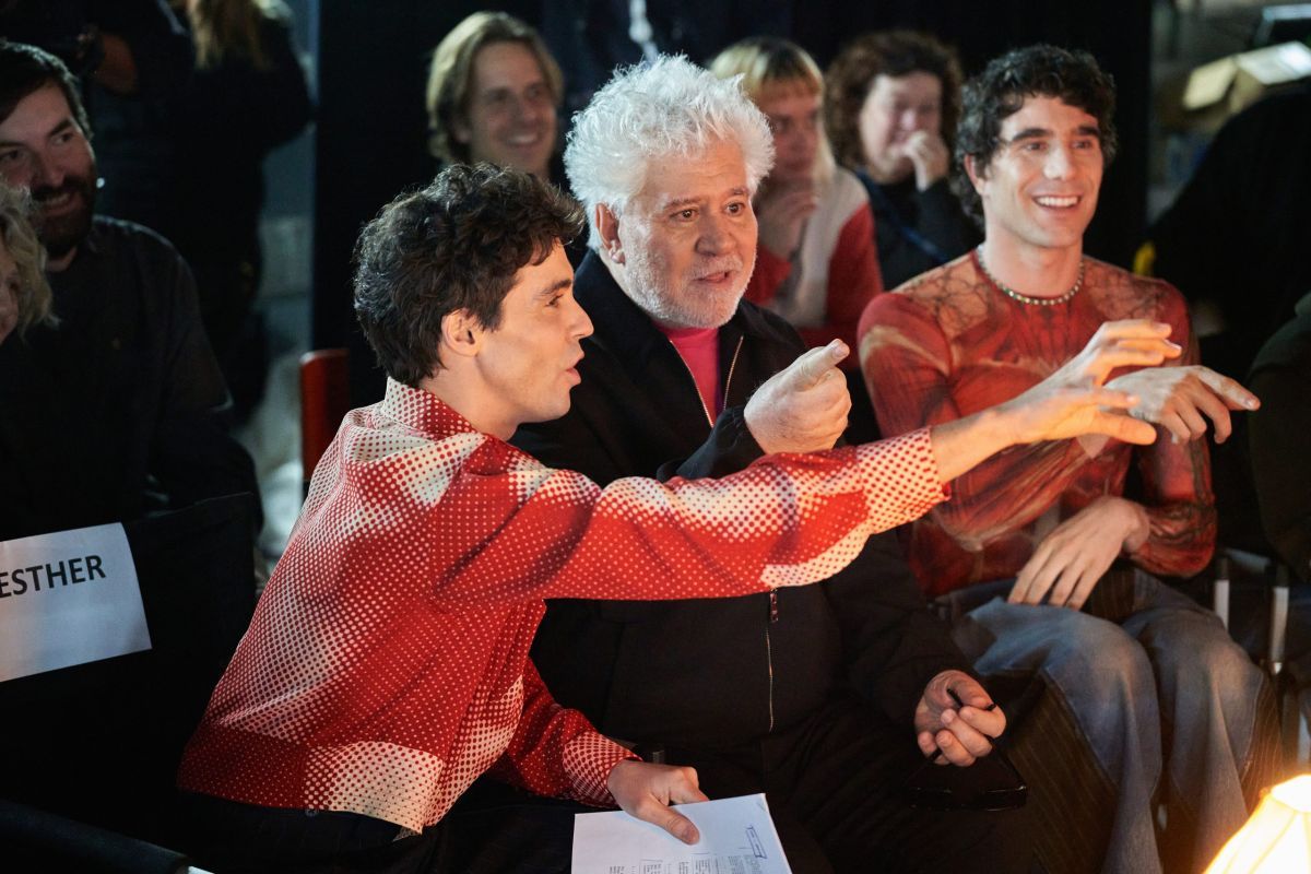 Crítica de "Pedro x Javis": La serie que convierte a Almodóvar en un ritual pop