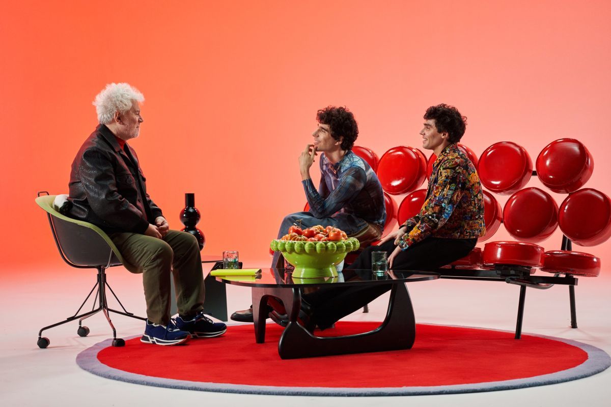 Crítica de "Pedro x Javis": La serie que convierte a Almodóvar en un ritual pop