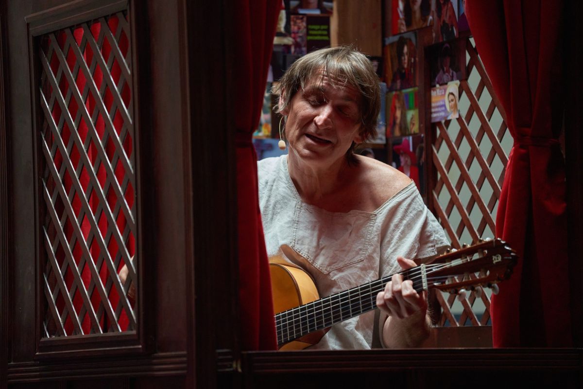 Crítica de "Pedro x Javis": La serie que convierte a Almodóvar en un ritual pop