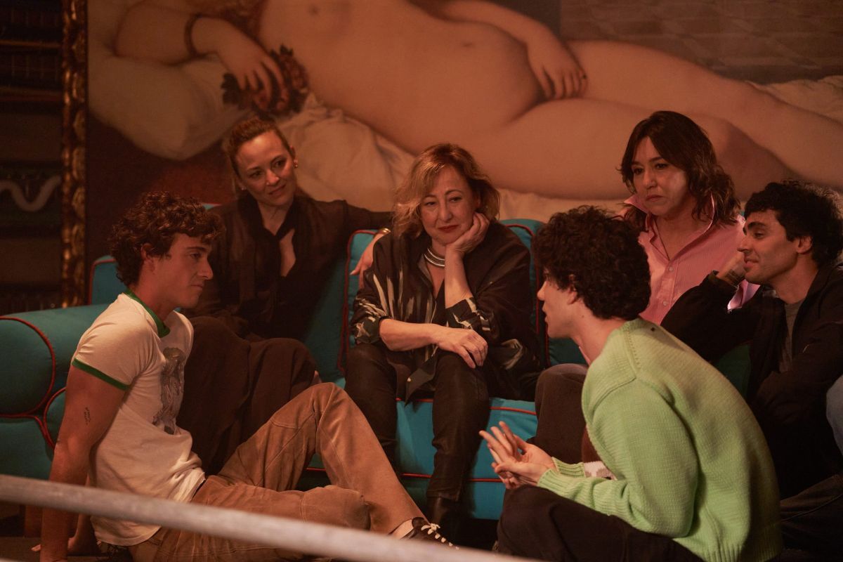 Crítica de "Pedro x Javis": La serie que convierte a Almodóvar en un ritual pop