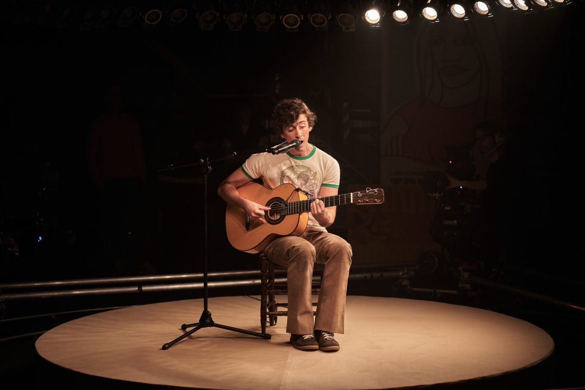 Crítica de "Pedro x Javis": La serie que convierte a Almodóvar en un ritual pop