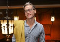 Pablo Maritano guía un viaje espacial y temporal en escena a través de “La revista del Cervantes”