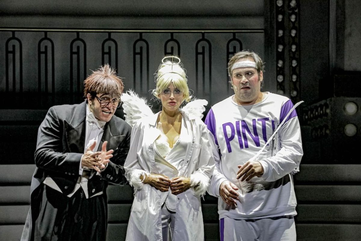 Pablo Maritano guía un viaje espacial y temporal en escena a través de “La revista del Cervantes”