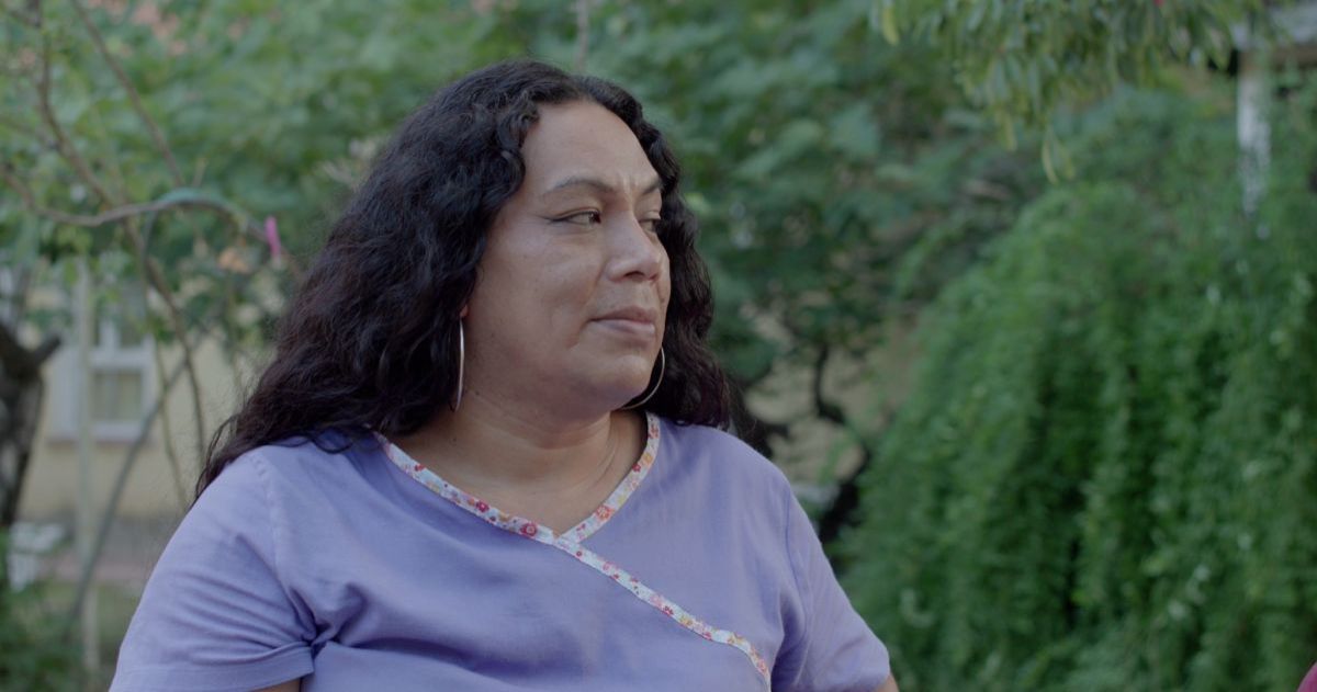 Crítica de "Cuidadoras": El trabajo de tres mujeres trans en un hogar para personas mayores