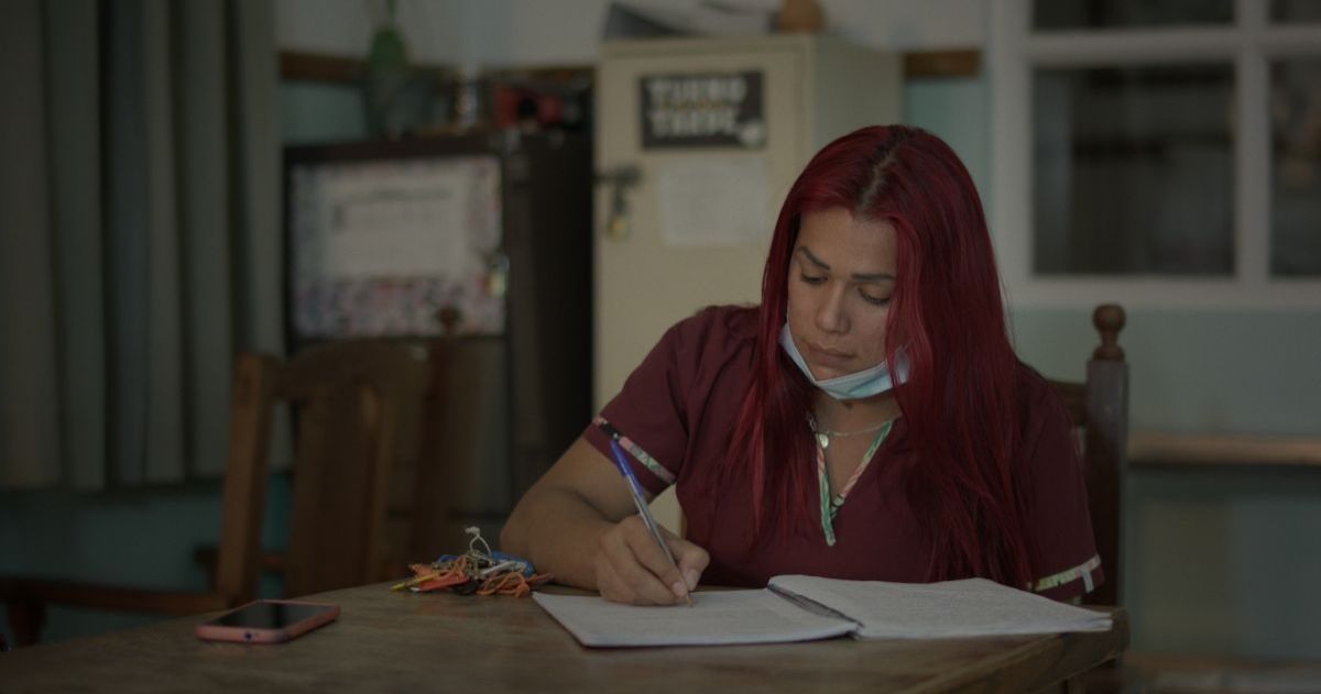 Crítica de "Cuidadoras": El trabajo de tres mujeres trans en un hogar para personas mayores