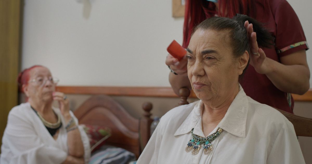 Crítica de "Cuidadoras": El trabajo de tres mujeres trans en un hogar para personas mayores