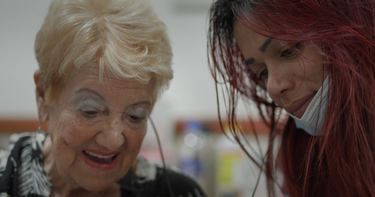 Crítica de "Cuidadoras": El trabajo de tres mujeres trans en un hogar para personas mayores
