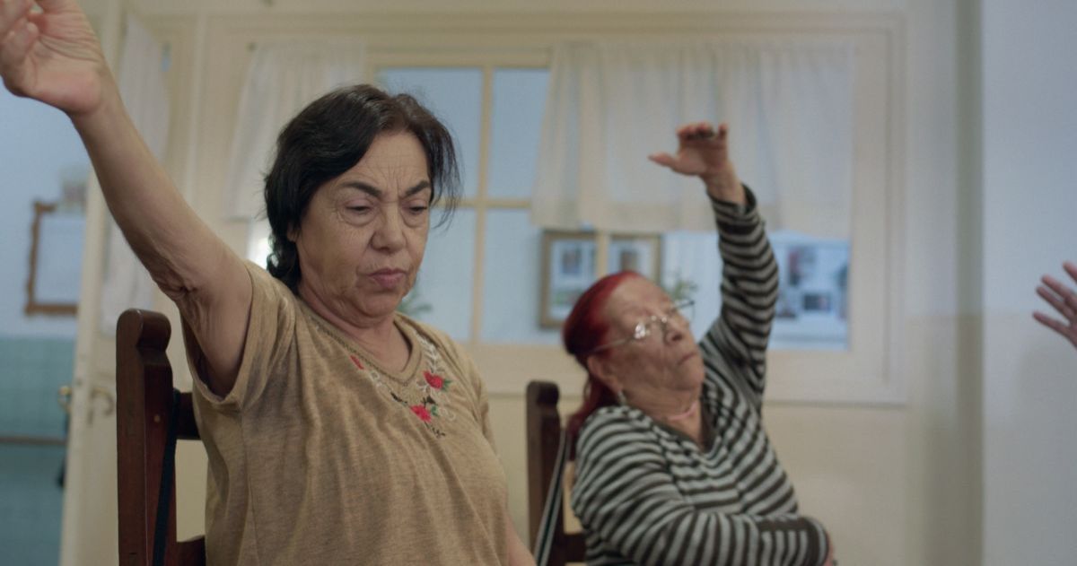 Crítica de "Cuidadoras": El trabajo de tres mujeres trans en un hogar para personas mayores