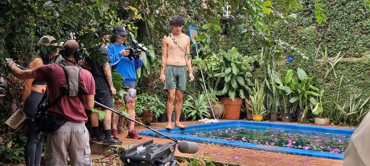 “El cuerpo sabe lo que está pasando”: el cortometraje de Natal Cano Rojas que cruza deseo, fe y adolescencia