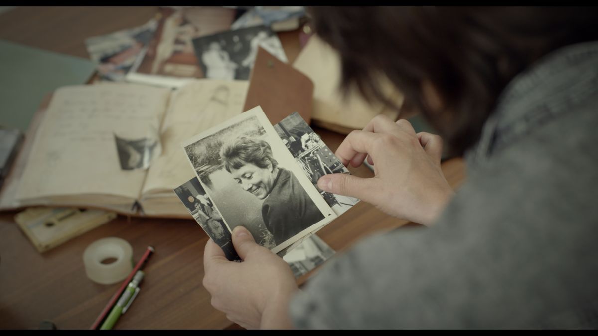 Crítica de "Un mundo recobrado": Un ensayo documental sobre exilio, identidad y representación