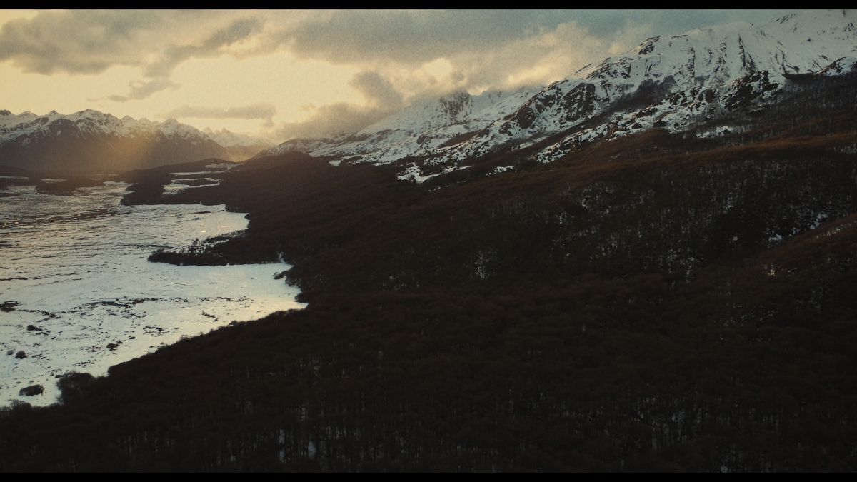 Crítica de "Un mundo recobrado": Un ensayo documental sobre exilio, identidad y representación