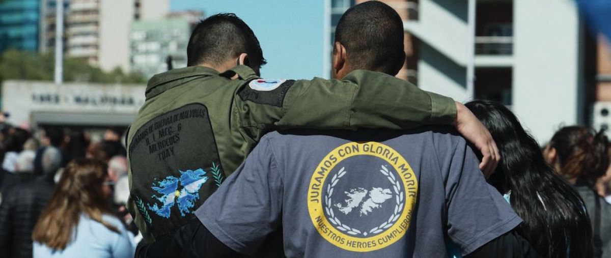 Crítica de "La imagen real": el conflicto de Malvinas a través de dos fotografías icónicas