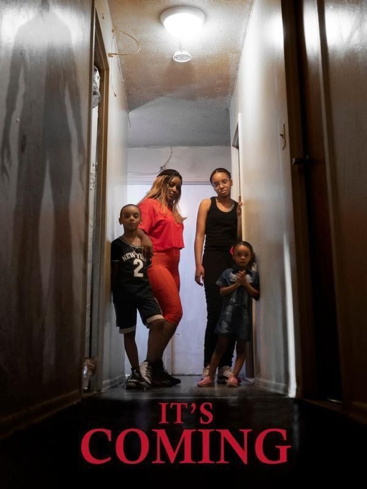 Crítica de "It’s Coming": Shannon Alexander y el arte de narrar el miedo cuando nadie escucha