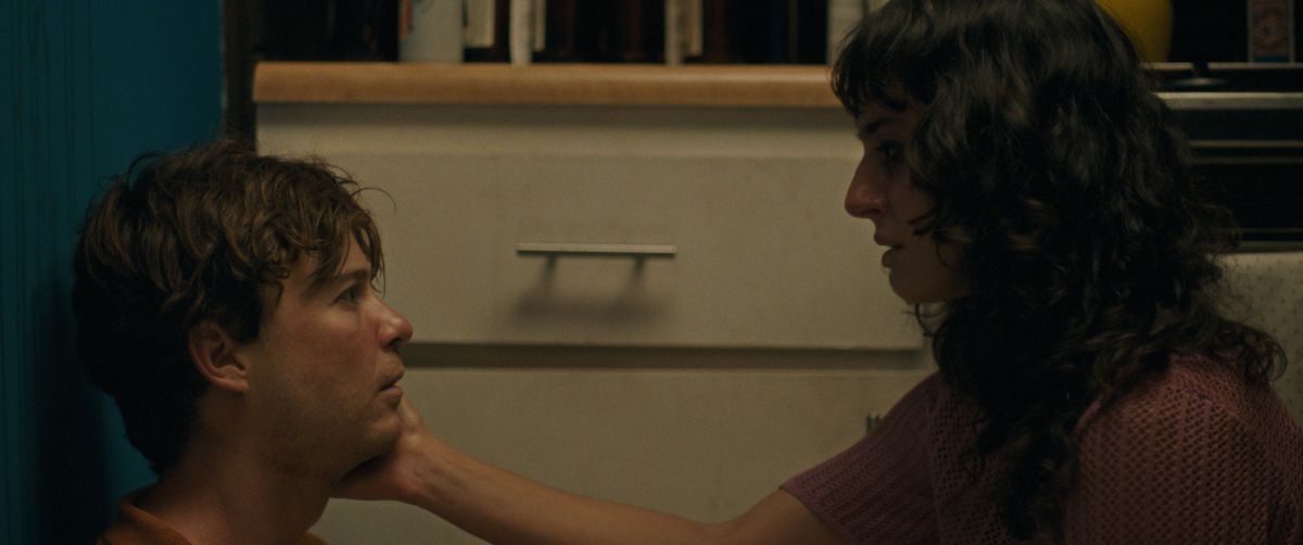 Crítica de “Foibles”: Ryan Oksenberg y la catarsis de la codependencia