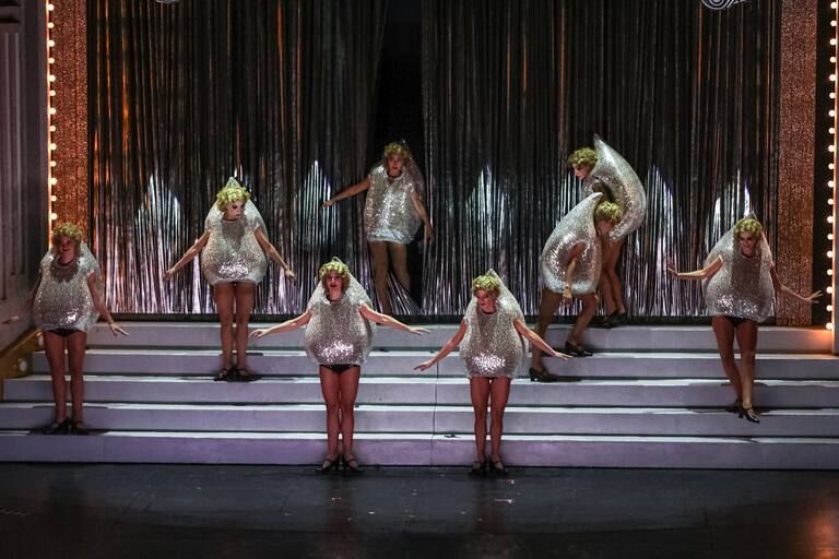 Crítica de "La Revista del Cervantes": un reencuentro con Tato Bores, Pinti y la cultura popular