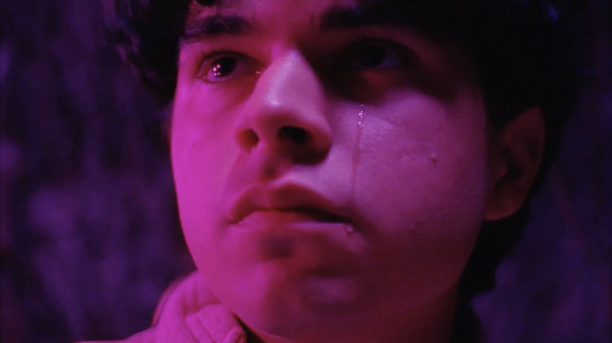 Crítica de “Snorkeling”: Emil Nava y un viaje inmersivo por la adicción en la Generación Z