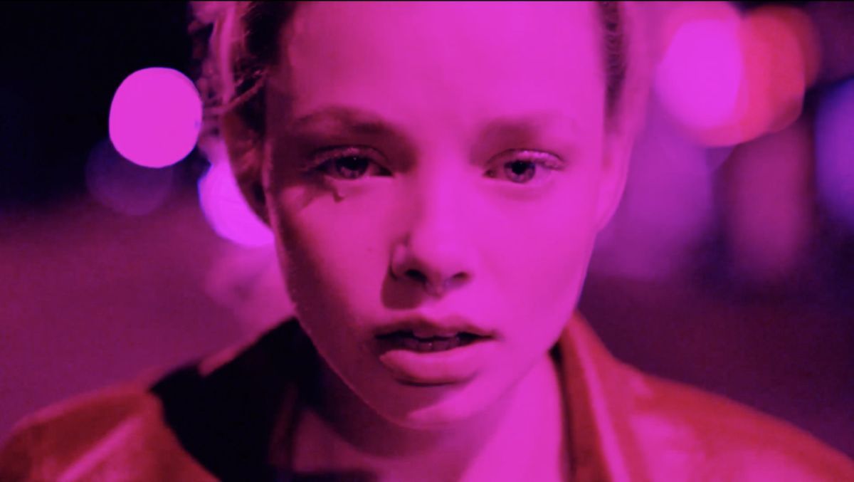 Crítica de “Snorkeling”: Emil Nava y un viaje inmersivo por la adicción en la Generación Z