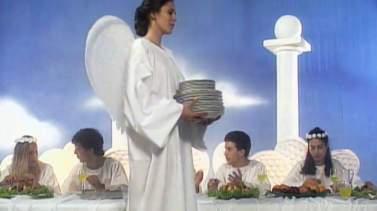 Crítica de "Ocho postales desde Utopía": Radu Jude revisita la Rumania poscomunista a través de 30 años de publicidad