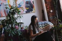 Cara Carmina y su colorida forma de retratar "Hola Frida"