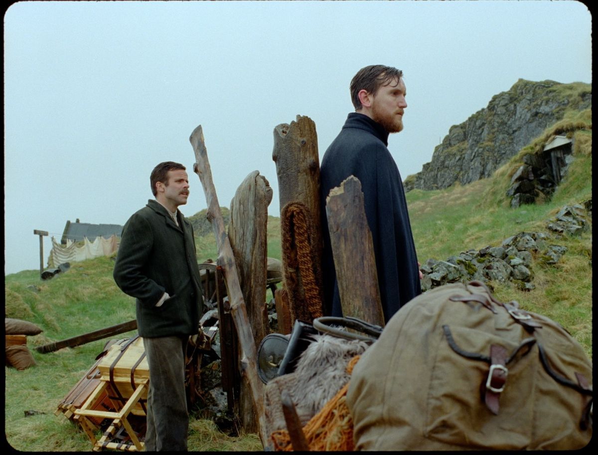 Crítica de “Godland”: Un viaje entre la fotografía, la naturaleza y el choque cultural