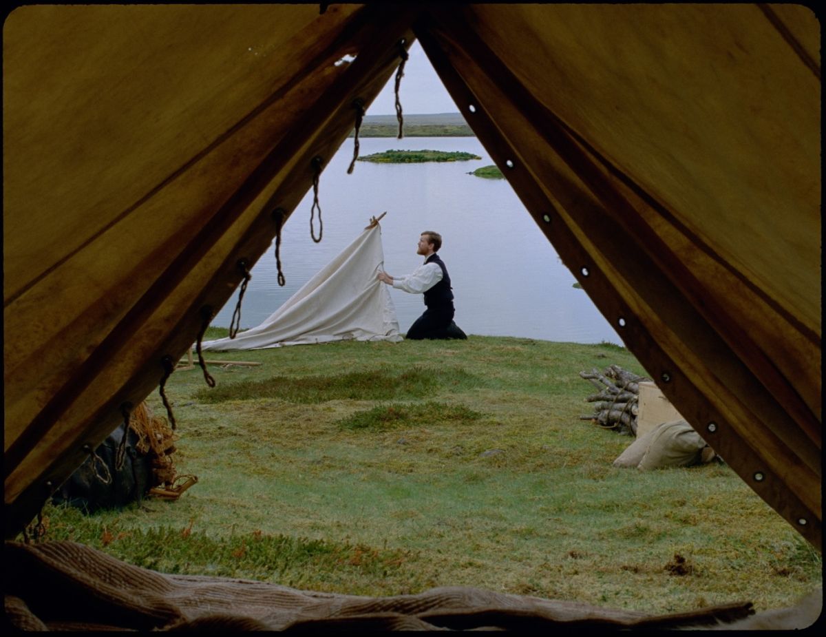 Crítica de “Godland”: Un viaje entre la fotografía, la naturaleza y el choque cultural