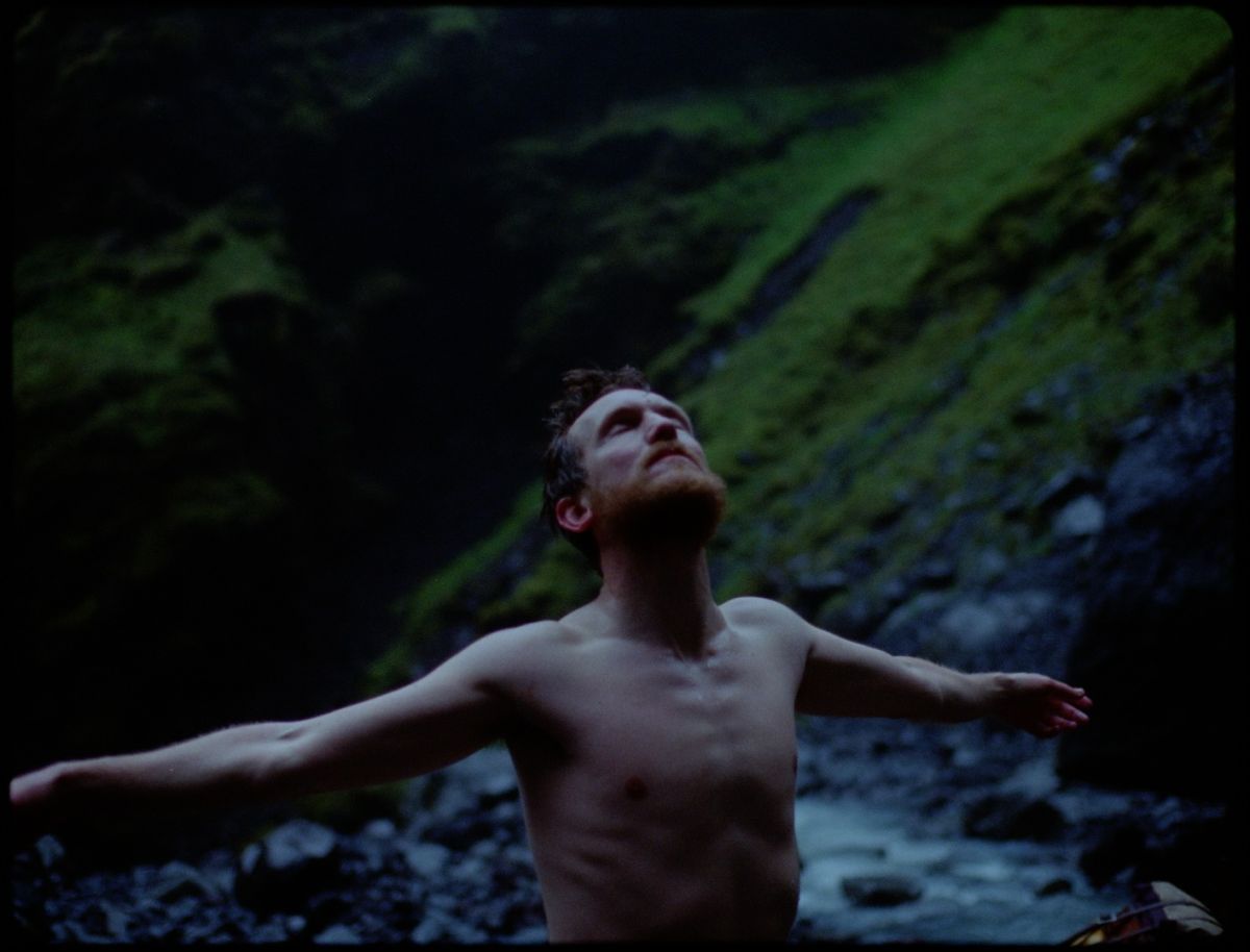 Crítica de “Godland”: Un viaje entre la fotografía, la naturaleza y el choque cultural