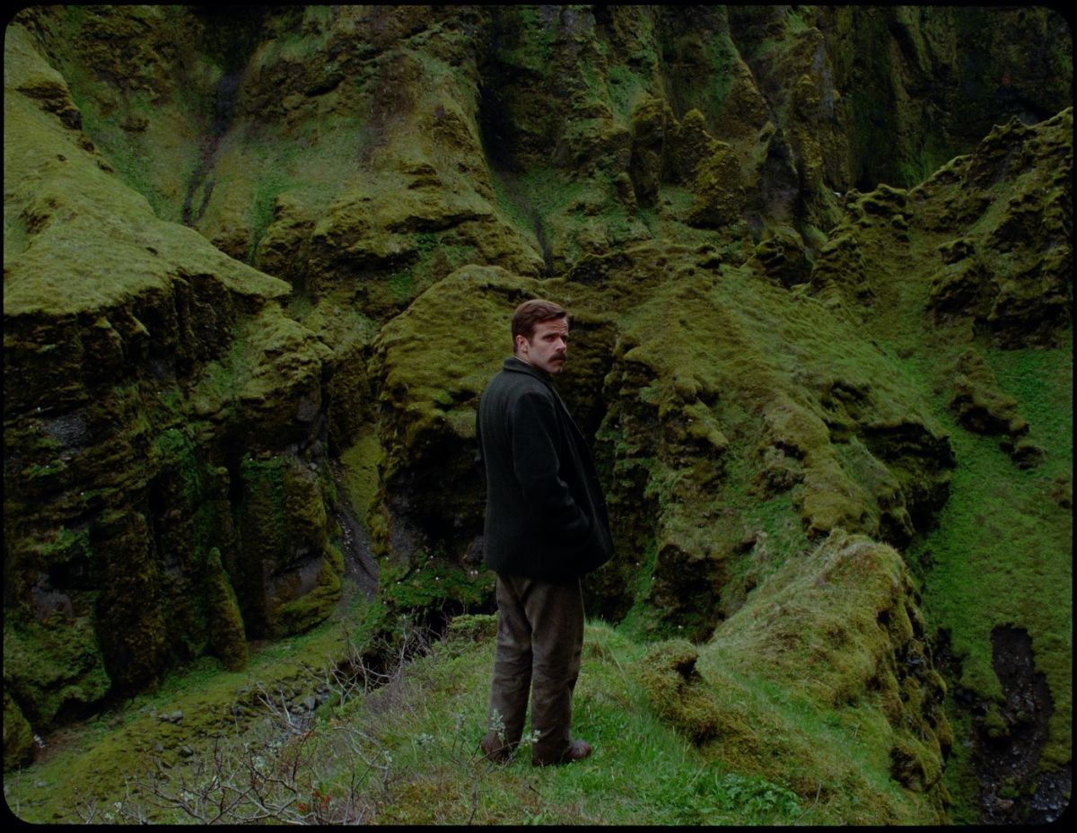 Crítica de “Godland”: Un viaje entre la fotografía, la naturaleza y el choque cultural