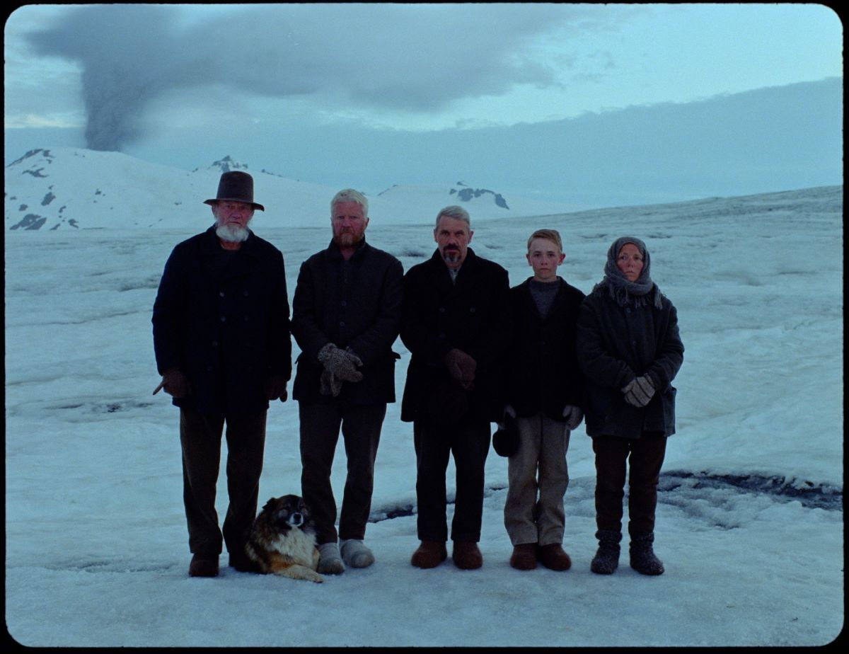 Crítica de “Godland”: Un viaje entre la fotografía, la naturaleza y el choque cultural