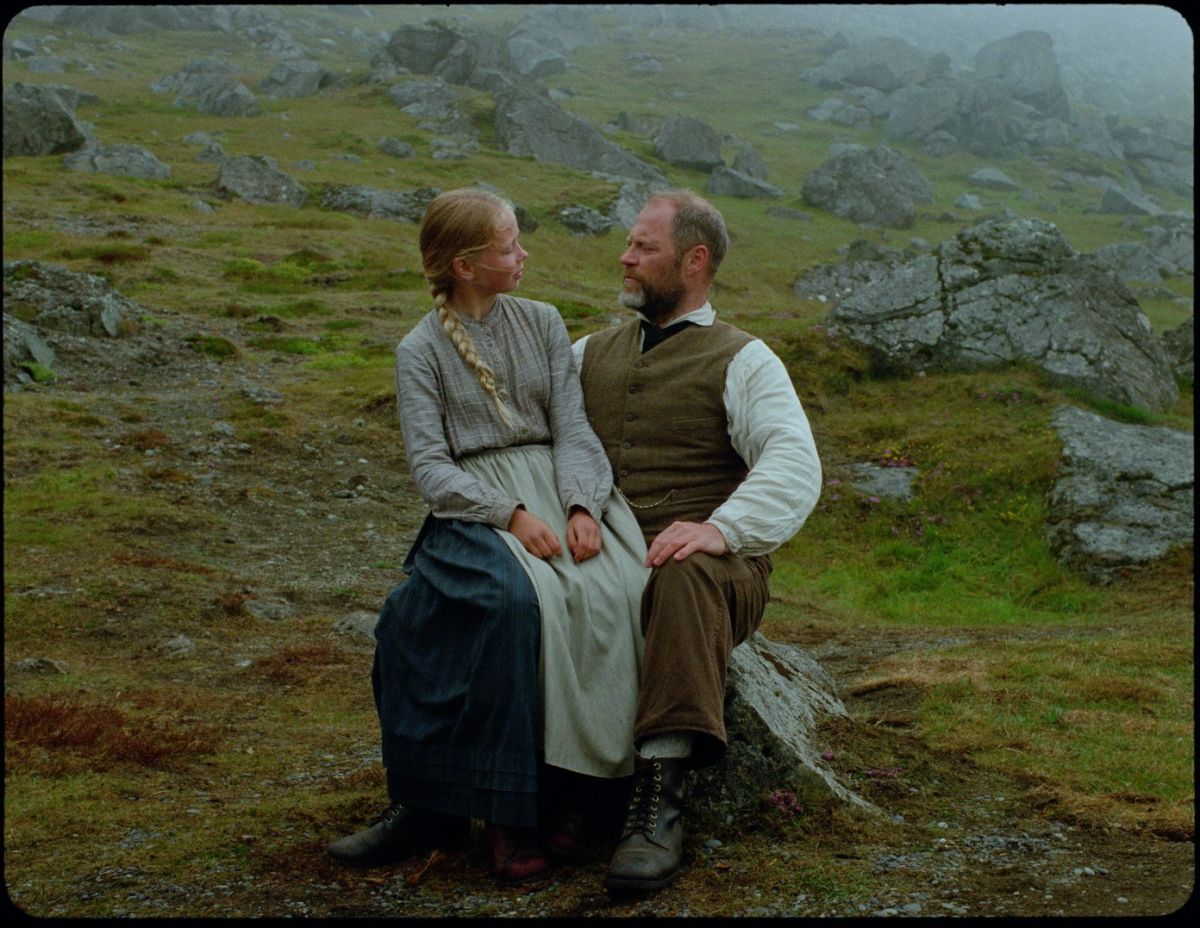 Crítica de “Godland”: Un viaje entre la fotografía, la naturaleza y el choque cultural