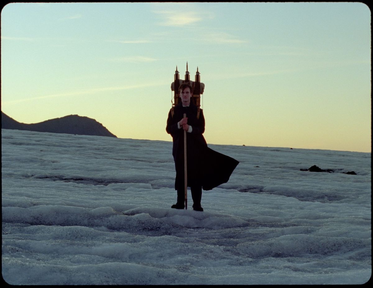 Crítica de “Godland”: Un viaje entre la fotografía, la naturaleza y el choque cultural