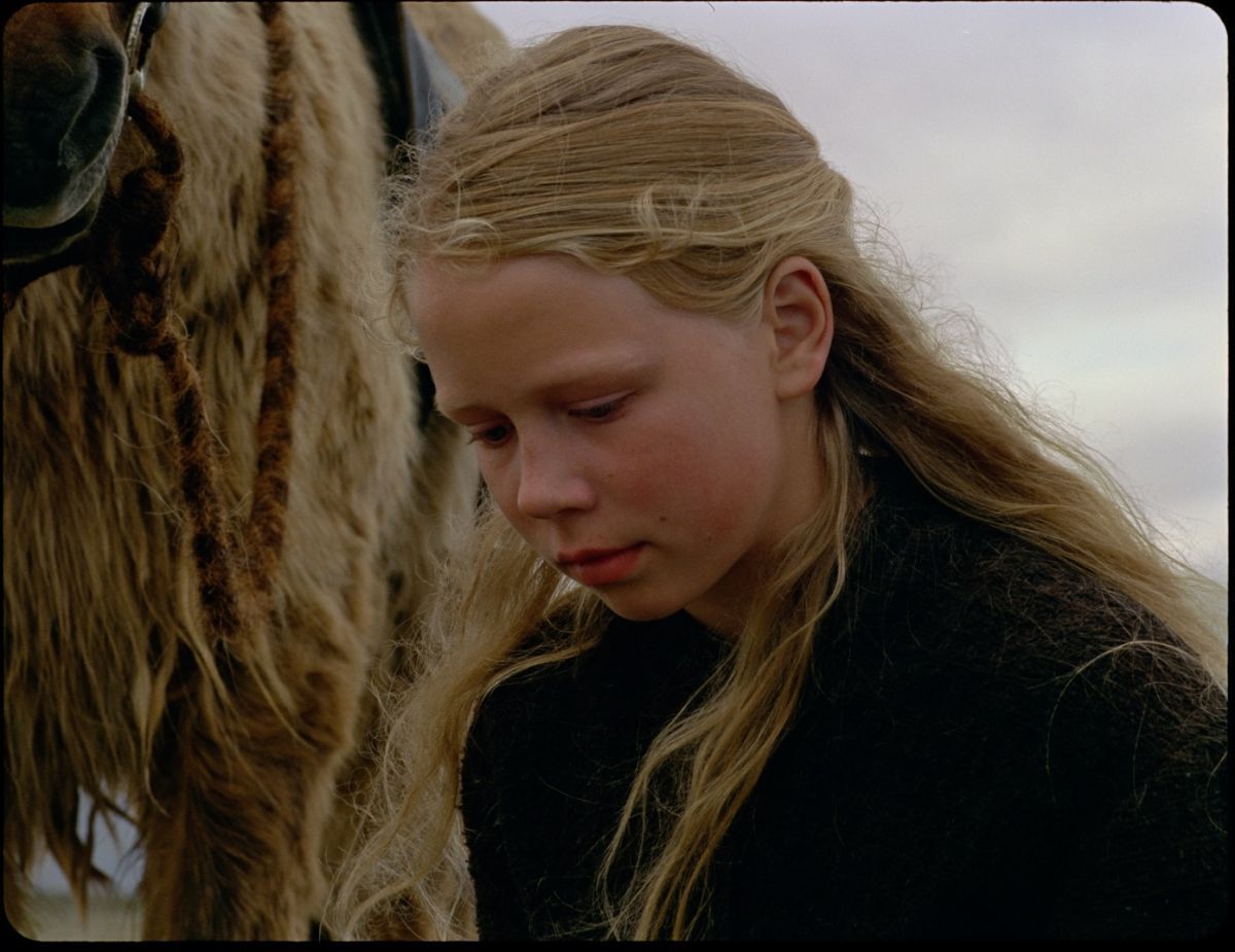 Crítica de “Godland”: Un viaje entre la fotografía, la naturaleza y el choque cultural