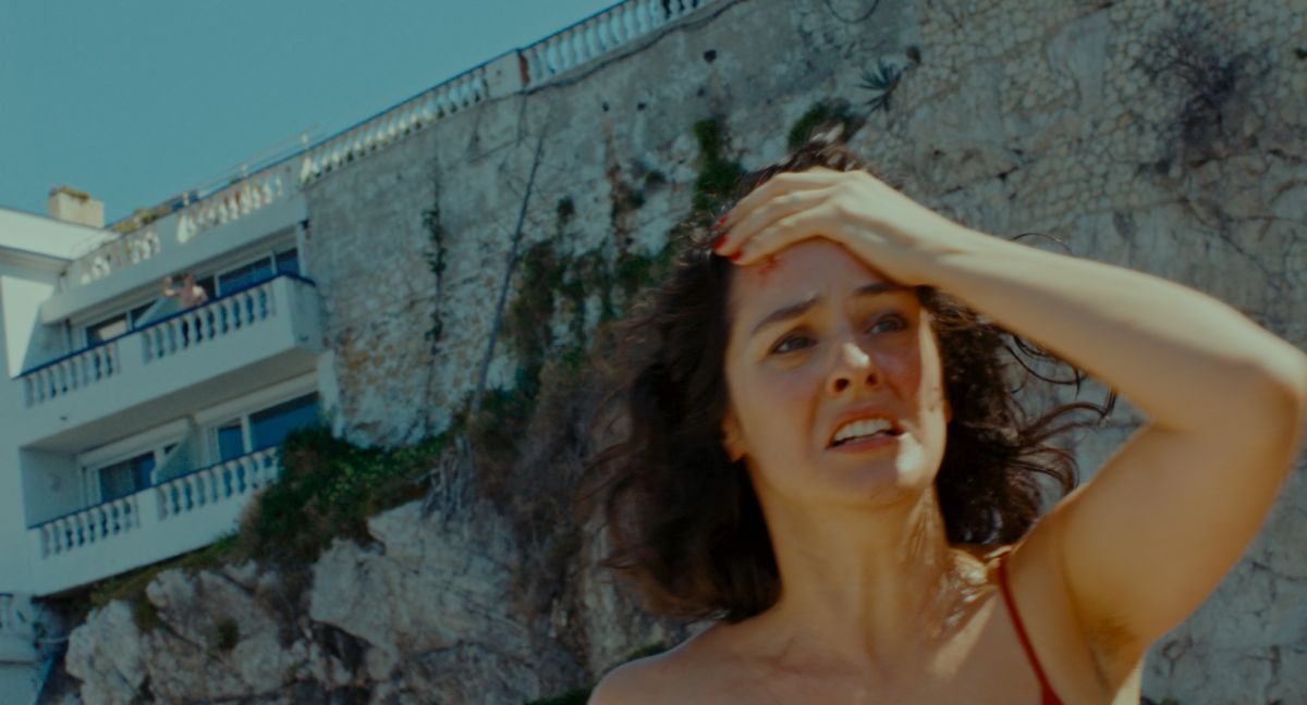 Crítica de “The Balconettes”: Noémie Merlant en una comedia negra disruptiva