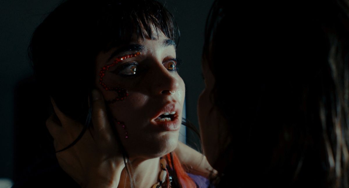 Crítica de “The Balconettes”: Noémie Merlant en una comedia negra disruptiva