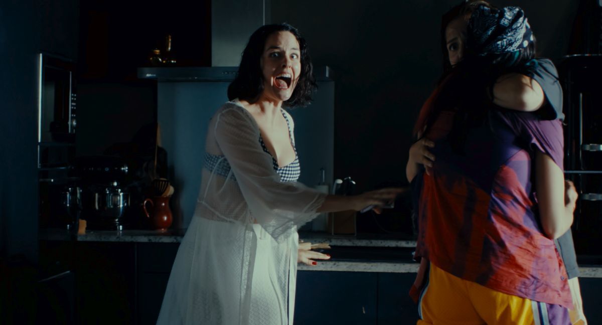 Crítica de “The Balconettes”: Noémie Merlant en una comedia negra disruptiva