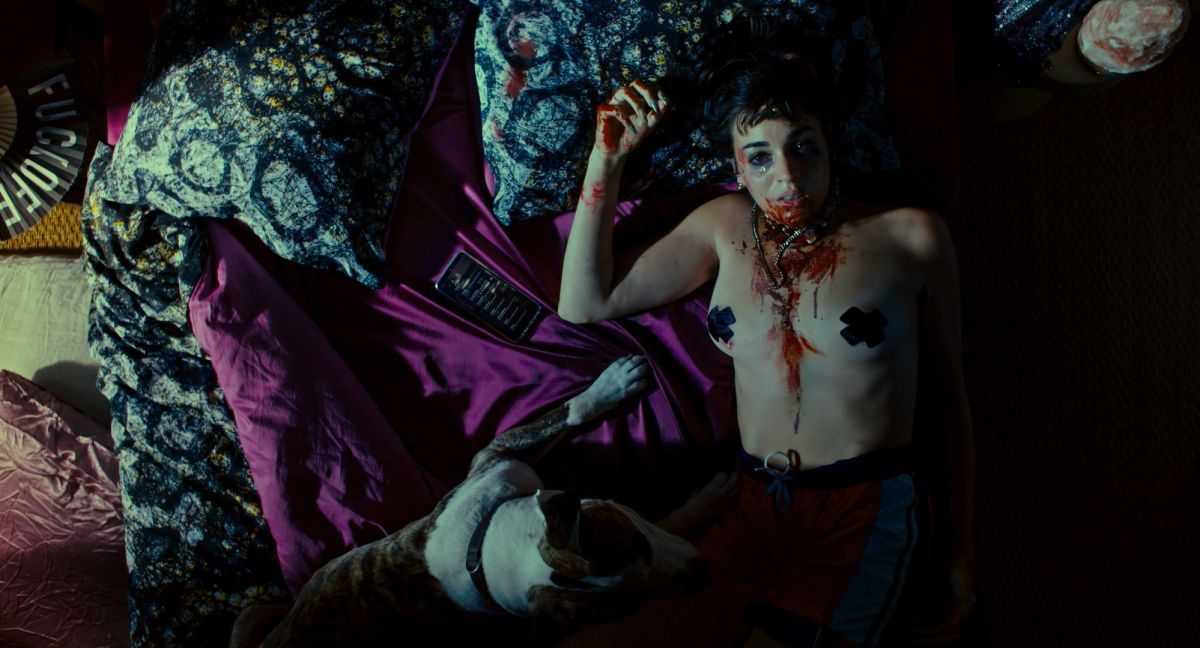 Crítica de “The Balconettes”: Noémie Merlant en una comedia negra disruptiva