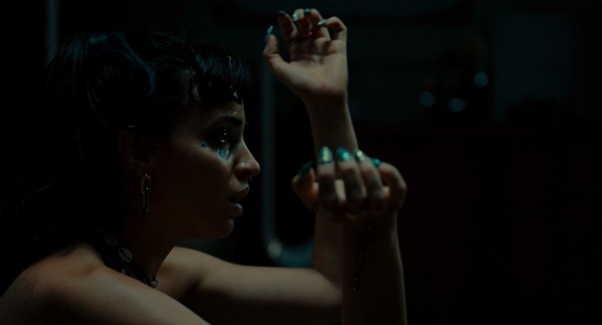 Crítica de “The Balconettes”: Noémie Merlant en una comedia negra disruptiva