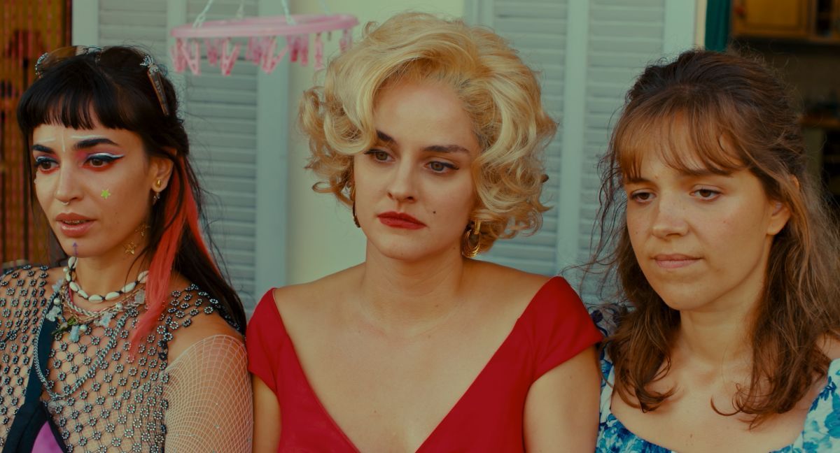Crítica de “The Balconettes”: Noémie Merlant en una comedia negra disruptiva