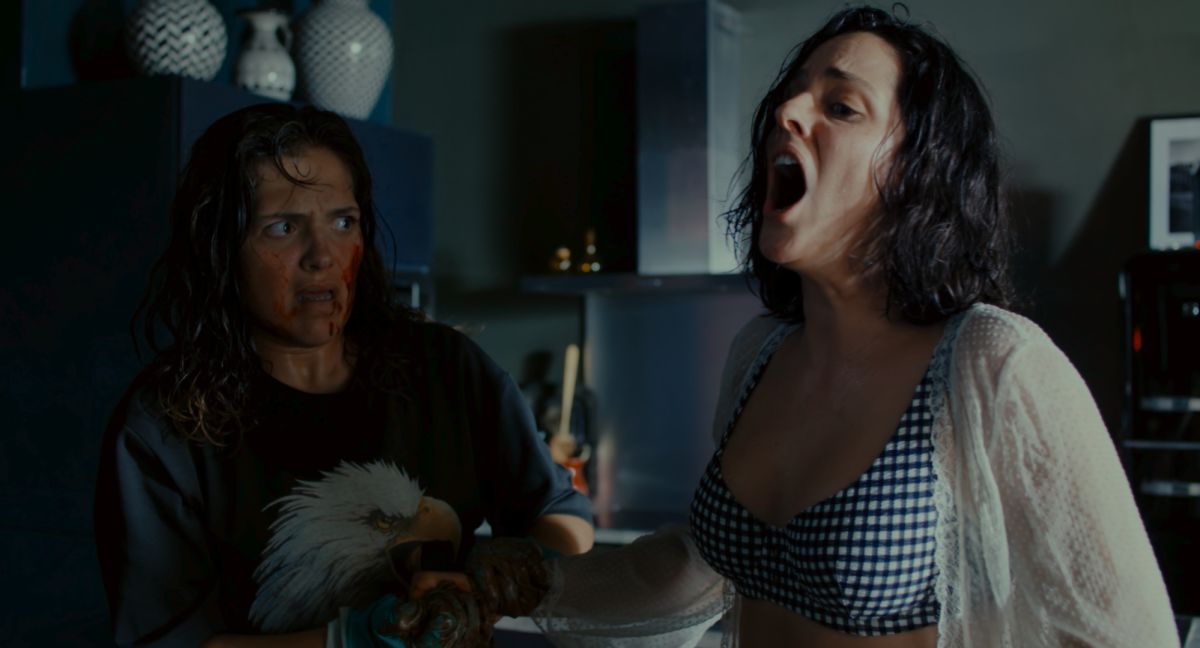 Crítica de “The Balconettes”: Noémie Merlant en una comedia negra disruptiva