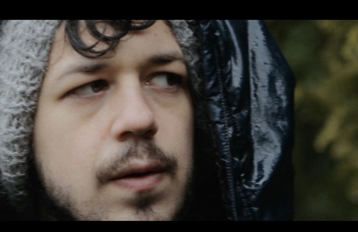 Crítica de "Sintió algo verdadero": memoria, paisajes y fracturas familiares