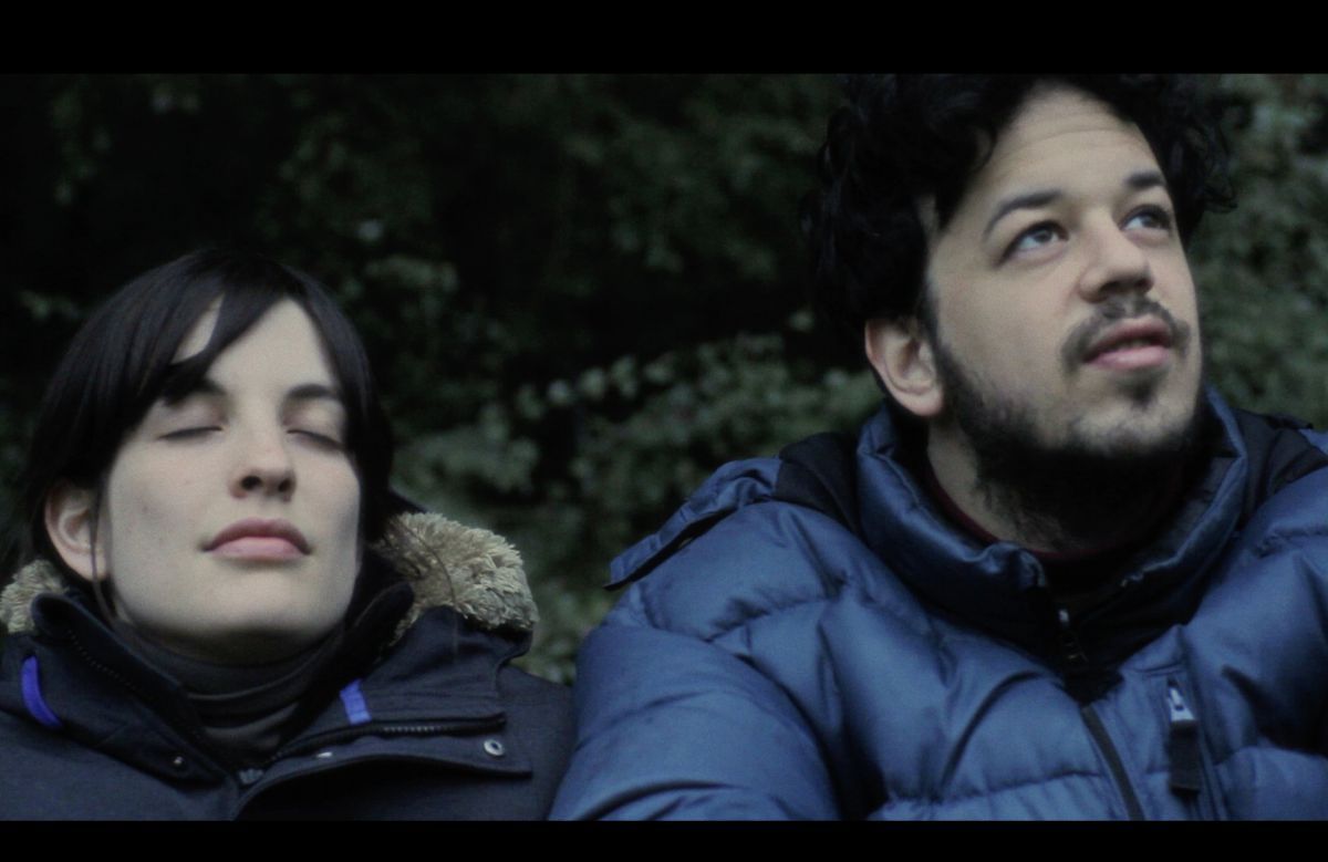 Crítica de "Sintió algo verdadero": memoria, paisajes y fracturas familiares