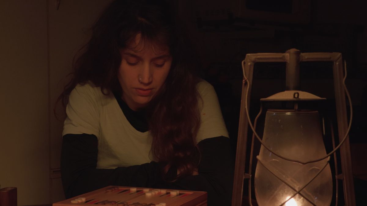 Crítica de "Crisis": Un viaje distópico de salud y dignidad