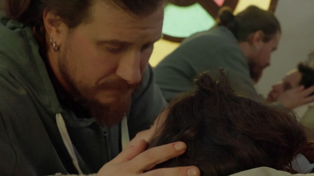 Crítica de "Crisis": Un viaje distópico de salud y dignidad