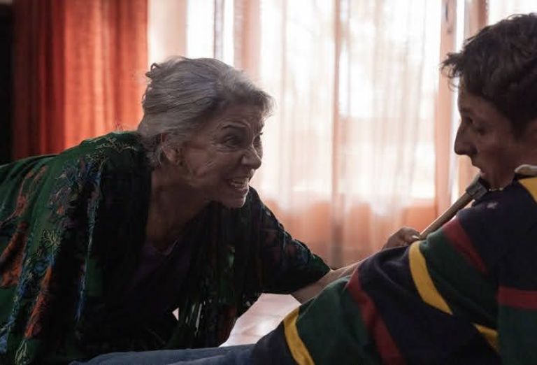 Crítica de "Dos tumbas": cuando la justicia falla y la venganza ocupa su lugar