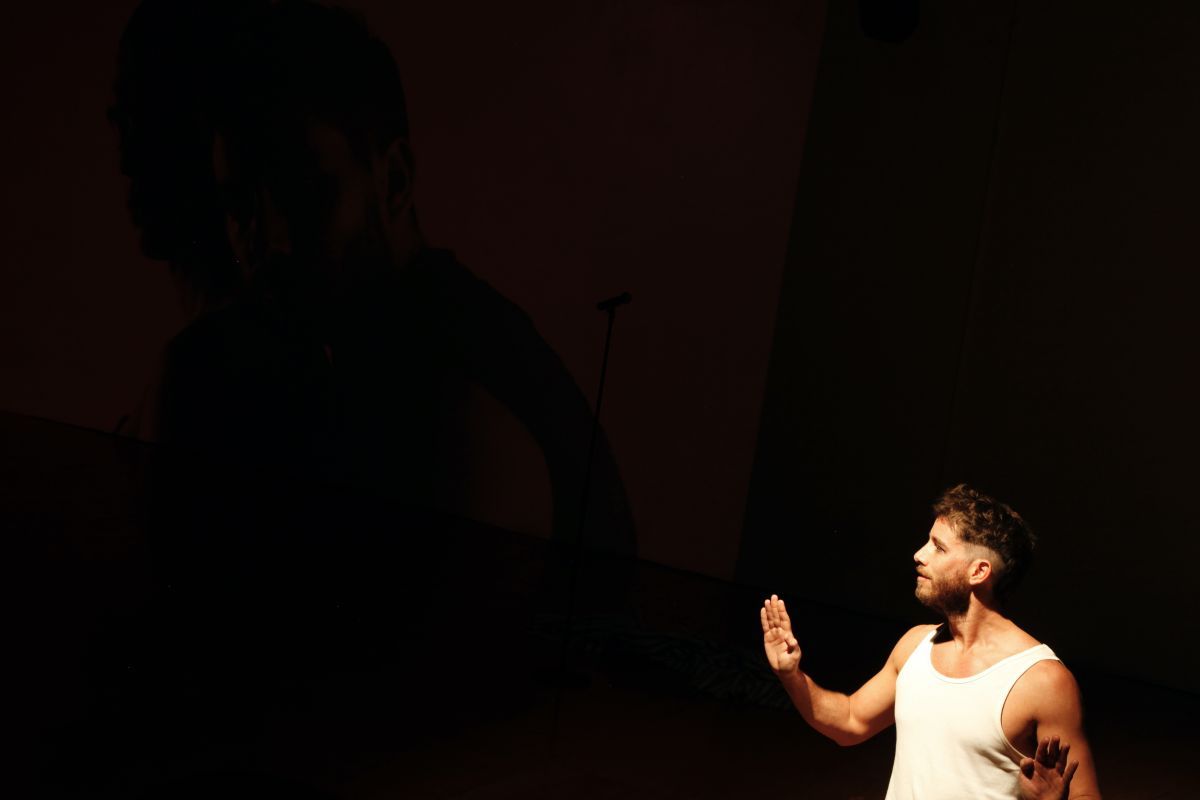 Crítica de “En mitad de tanto fuego”: Tantanian  y Victorio D'Alessandro convierten la épica en un manifiesto queer