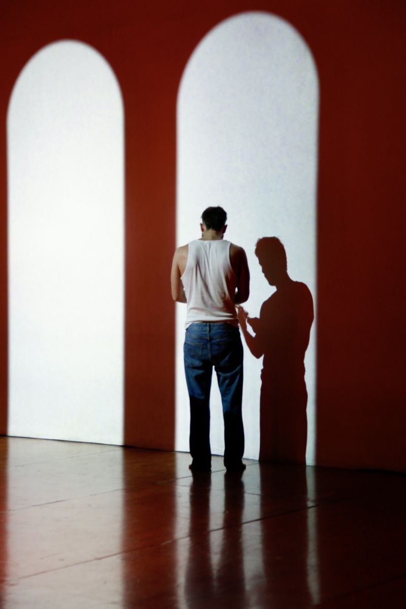 Crítica de “En mitad de tanto fuego”: Tantanian  y Victorio D'Alessandro convierten la épica en un manifiesto queer