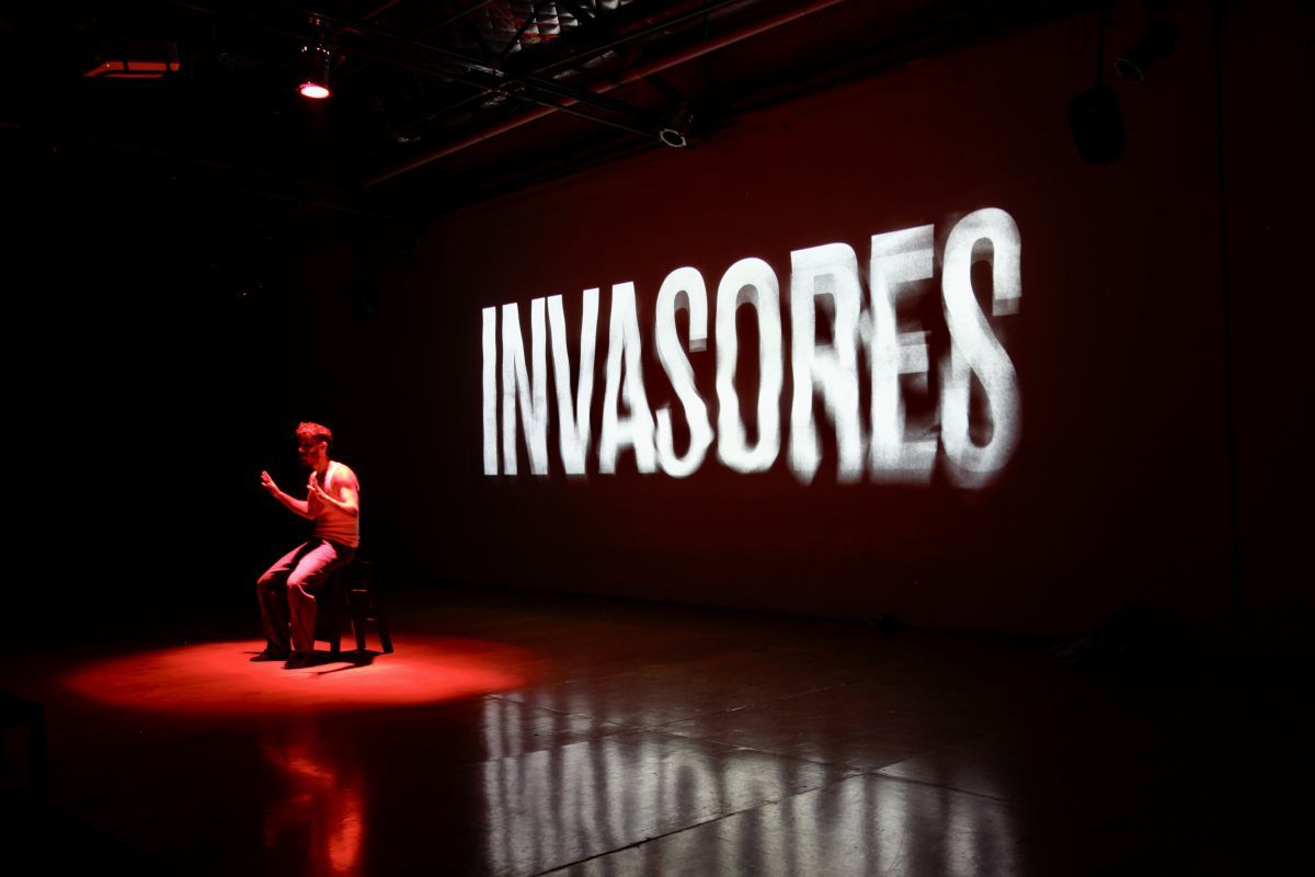 Crítica de “En mitad de tanto fuego”: Tantanian  y Victorio D'Alessandro convierten la épica en un manifiesto queer