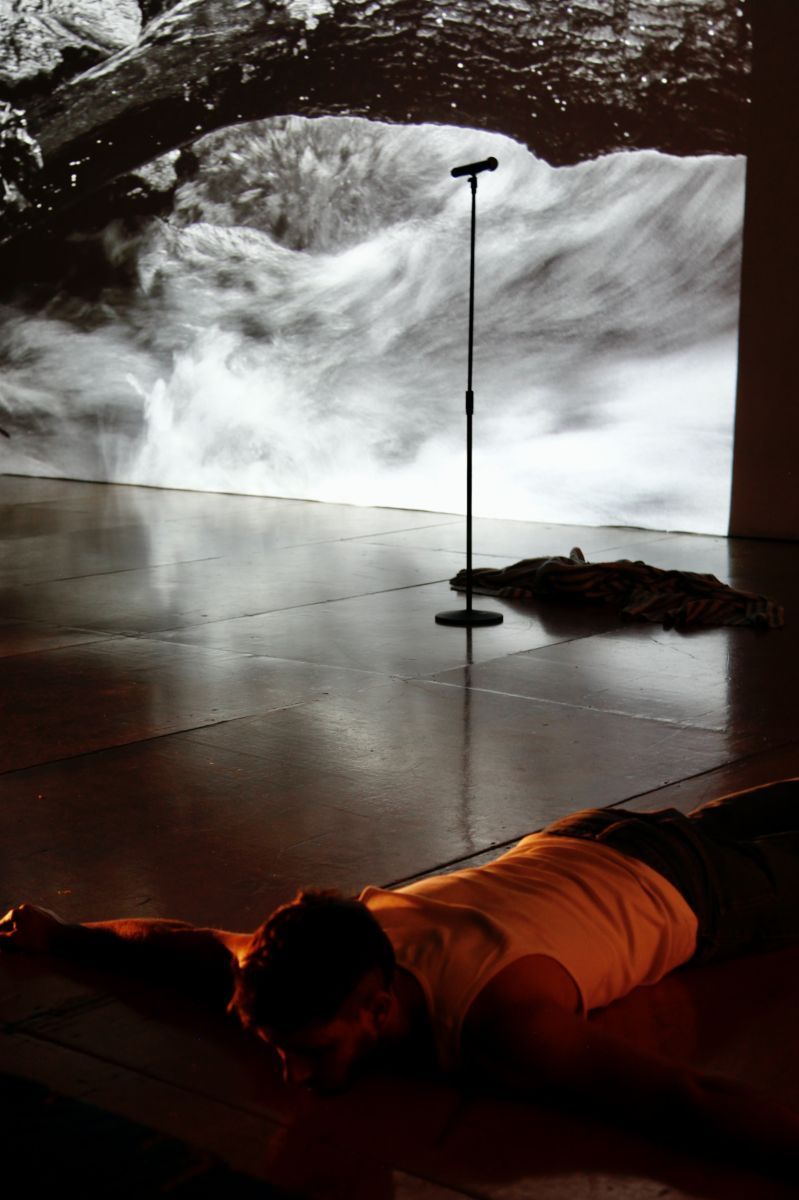 Crítica de “En mitad de tanto fuego”: Tantanian  y Victorio D'Alessandro convierten la épica en un manifiesto queer